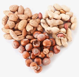 爱心坚果堆免抠