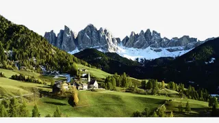 树林后的雪山免抠