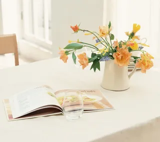 清新花朵书本水杯免抠