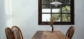 窗户木桌背景图高清