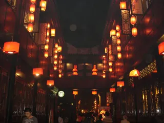 中国风暗红色楼层灯笼免抠