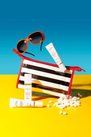 夏天沙滩防晒工具海报背景