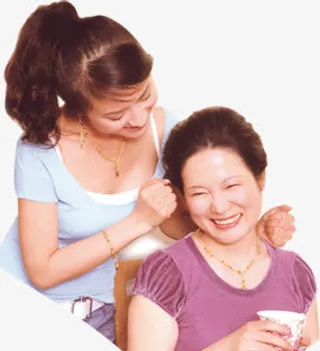 孝心母女捶肩人物免抠