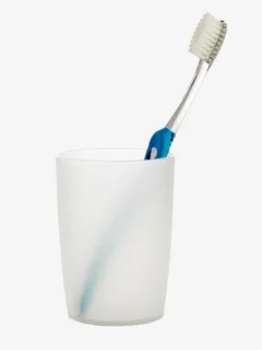 白色塑料杯子里的蓝色牙刷实物免抠 白色塑料杯子里的蓝色牙刷实物免抠