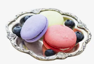 装在复古盘子里的彩色马卡龙免抠