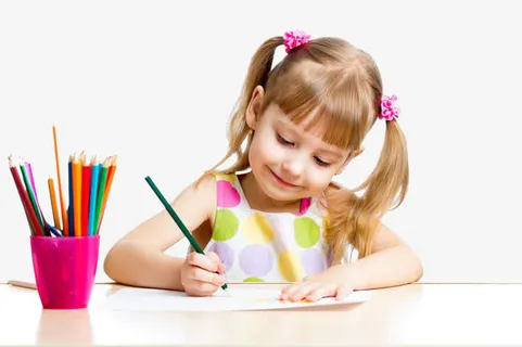 画画的金发女孩免抠