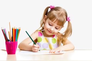 画画的金发女孩免抠