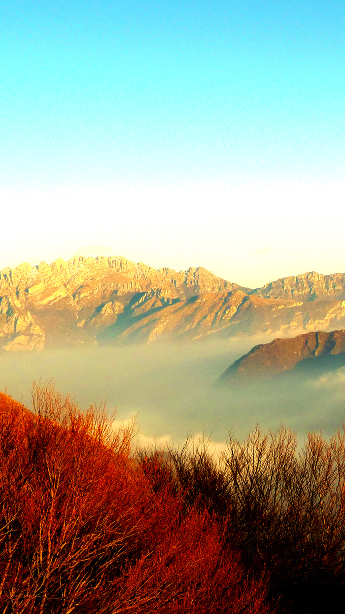 蓝天白云红山H5背景素材高清