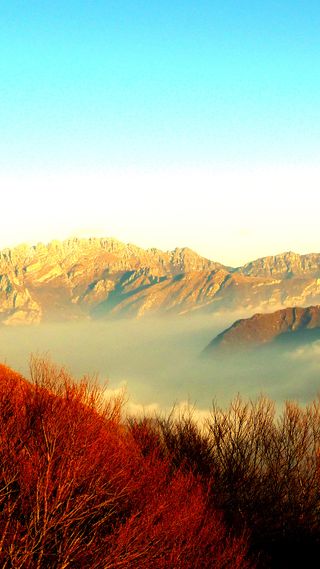 蓝天白云红山H5背景素材高清