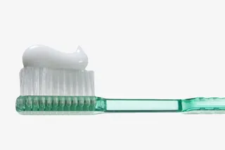 绿色透明塑料牙刷实物免抠