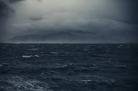 灰色天空宽屏背景