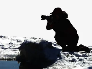 雪地拍照记者剪影免抠
