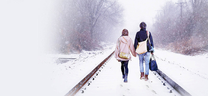 唯美雪地里的情侣背影高清
