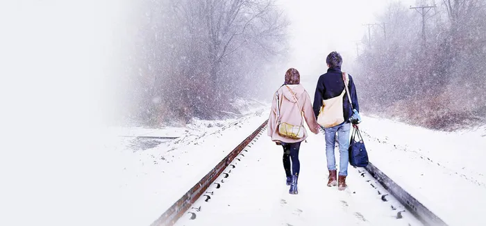 唯美雪地里的情侣背影高清