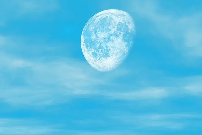 蓝色天空的半个月亮高清