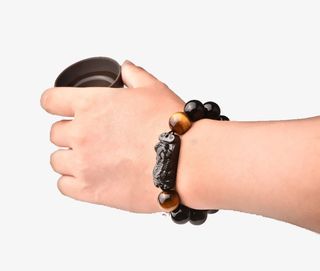 手腕上的黑曜石手链免抠