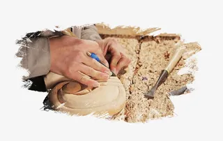 认真雕刻的工匠免抠