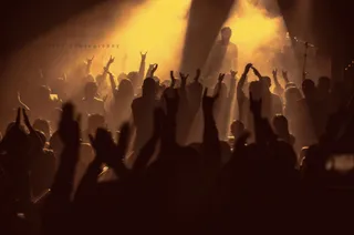 金色光束人群舞动免抠