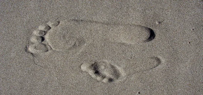 灰色沙滩脚印背景高清 灰色沙滩脚印背景高清