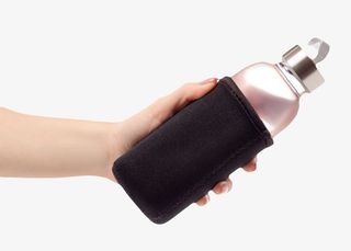 透明解渴手拿着的一瓶饮料实物免抠