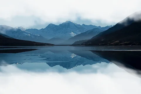 春天绿色山水蓝色烟雾免抠动植物植物元素