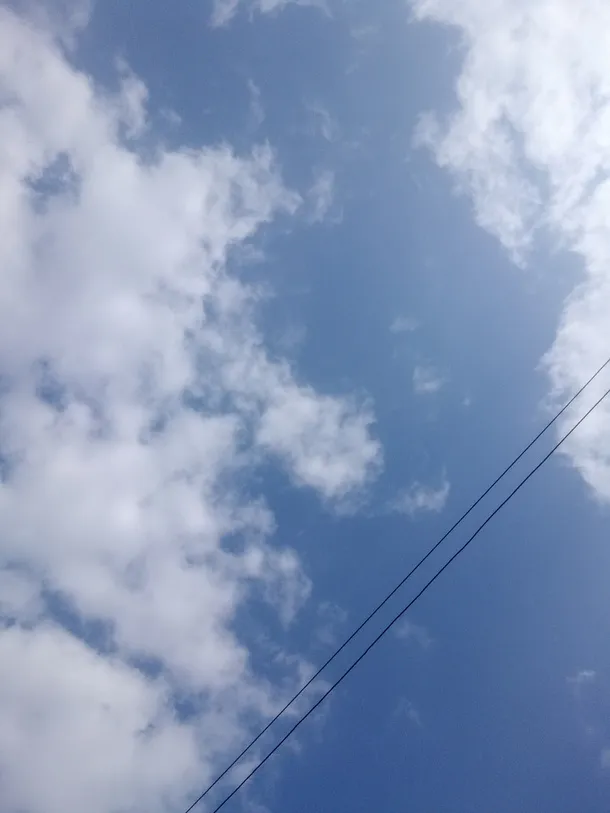 蓝天散云电线免抠
