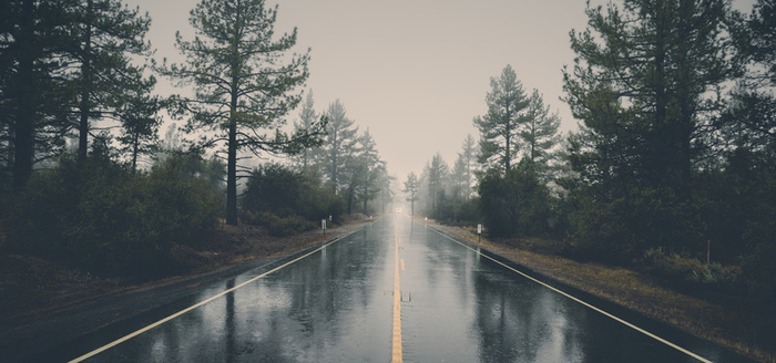 雨后柏油马路景色背景高清