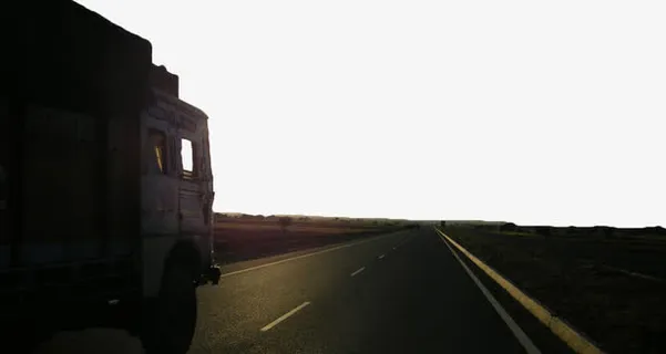 黑色公路上行驶的货车免抠