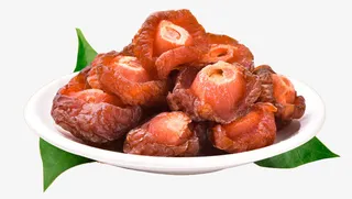 一碟绿叶衬托的半边梅干免抠