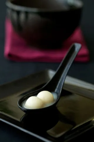 文艺黑色质感元宵节汤圆海报背景高清