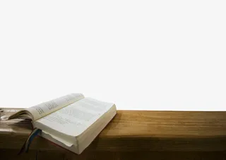 木桌上摊开的书免抠