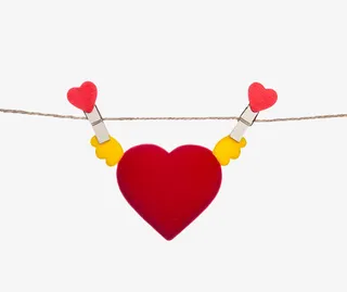 心形夹子夹住的红色心形免抠