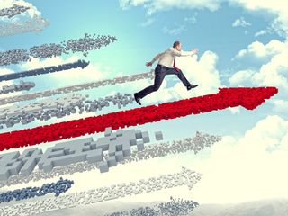踏在领先箭头上的商务人物高清