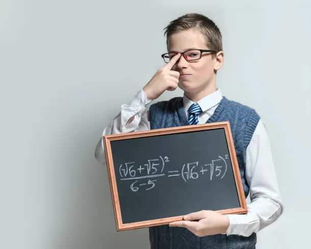 聪明的男孩黑板公式免抠