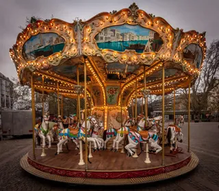 游乐园旋转的木马免抠