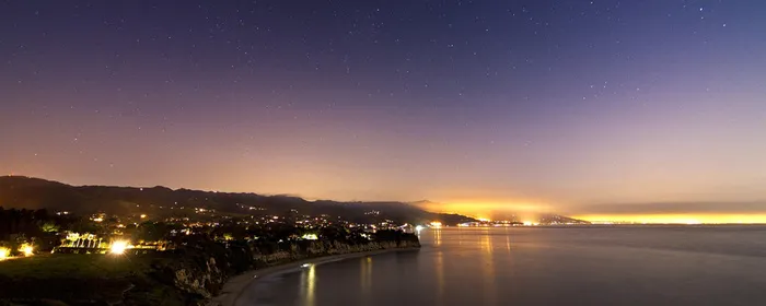 夜晚海边城市夜景背景高清