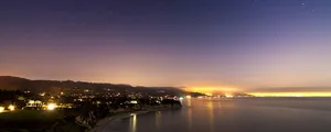 夜晚海边城市夜景背景高清