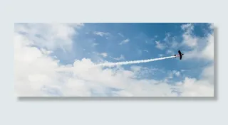 飞机翱翔天空背景图高清