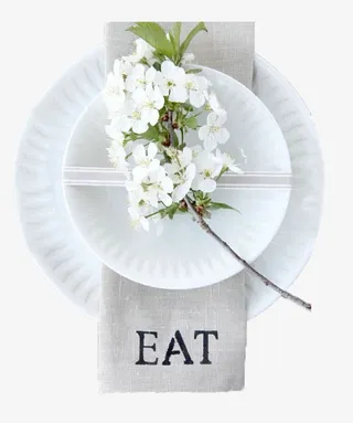 两个白色盘子叠放的花式摆盘免抠