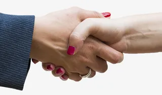 握在一起的女士的手免抠