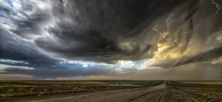 荒野乌云闪电海报素材高清