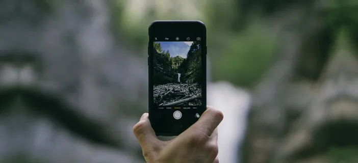 商务手拿手机背景图高清