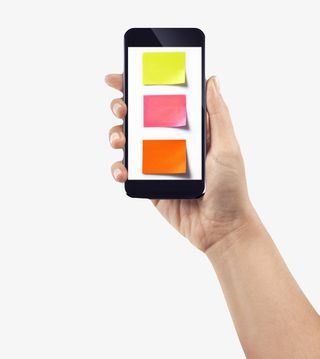 手拿着粘着便利贴的黑色手机免抠