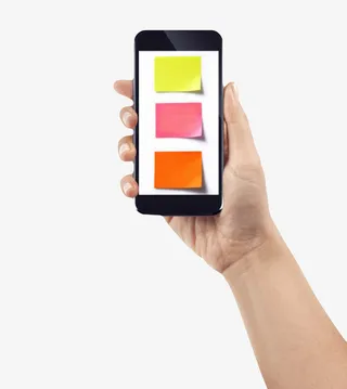 手拿着粘着便利贴的黑色手机免抠