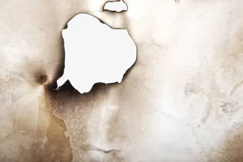 白色纸张裂洞免抠