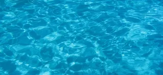 晶莹剔透的海水背景图片高清