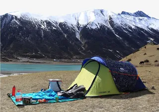 雪山草地上的帐篷免抠