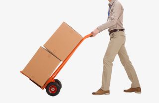 简洁邮政运送快递的人免扣图免抠