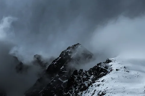 灰色山峰背景高清 灰色山峰背景高清
