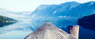 仙境云雾河岸风景背景高清